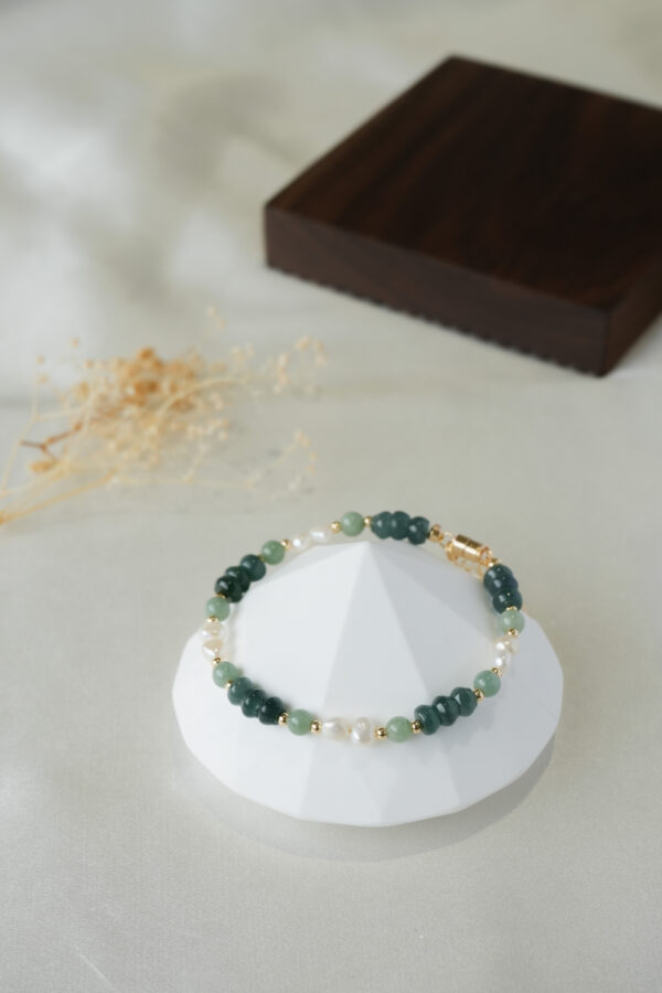 Celeste Bracelet with jade and pearl by Amerlay