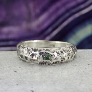 Silver textured ring set with small round faceted tsavortie garnet