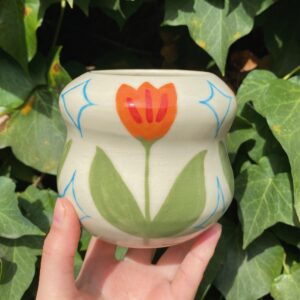 Curvy tulip vase