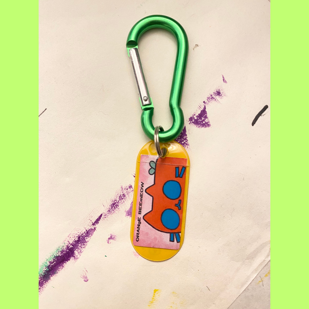 'ORANgE BEEmEOW’ V.1 Vinyl Keychain by Nathaniel 'ORANgE BEEmEOW’ V.1 Vinyl Keychain by Nathaniel - Image 3