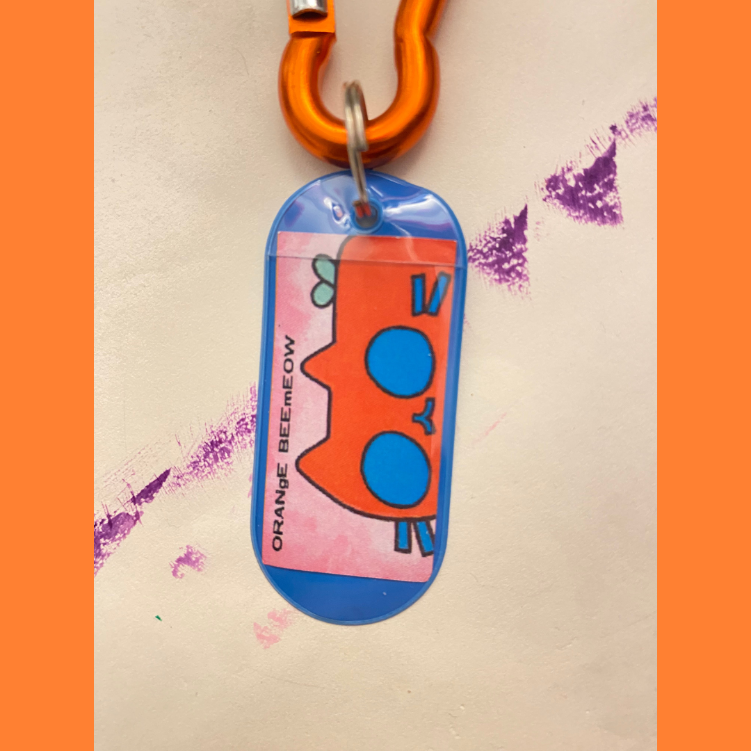 'ORANgE BEEmEOW’ V.1 Vinyl Keychain by Nathaniel 'ORANgE BEEmEOW’ V.1 Vinyl Keychain by Nathaniel - Image 4