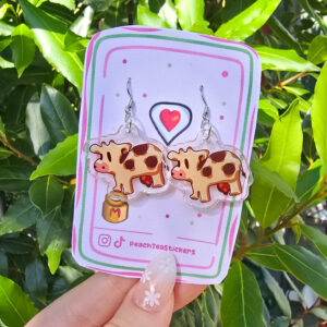 Adorable Stardew Valley cow earrings — lightweight, 2.5 cm dangle earrings perfect for everyday wear. A cute accessory for gamers and animal lovers alike!